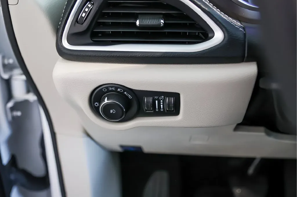 Chrysler Pacifica photo 17