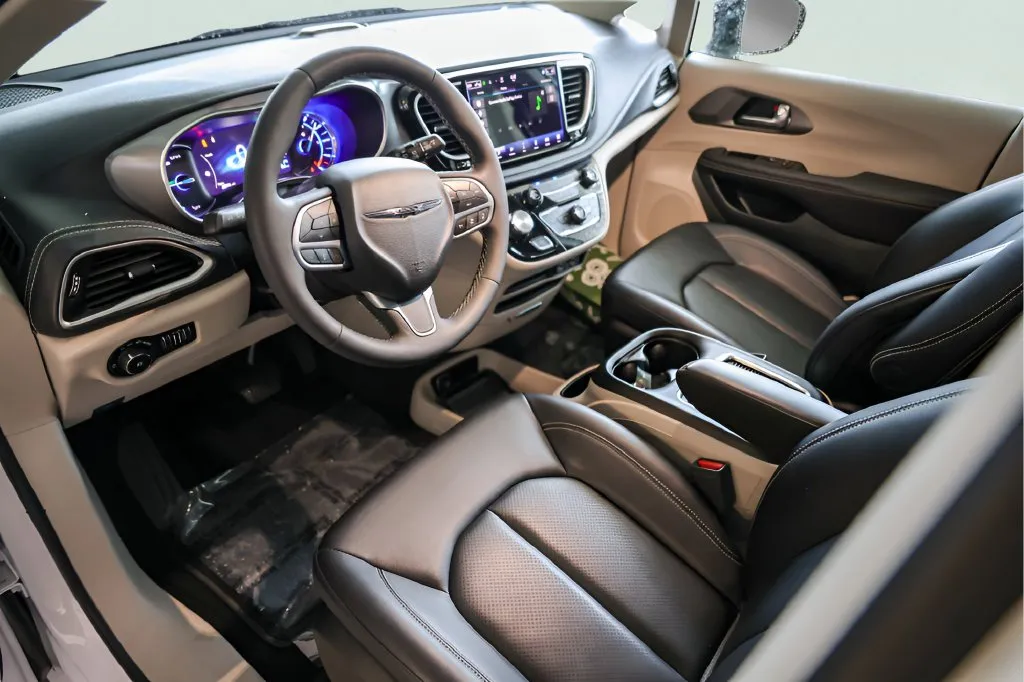 Chrysler Pacifica photo 12