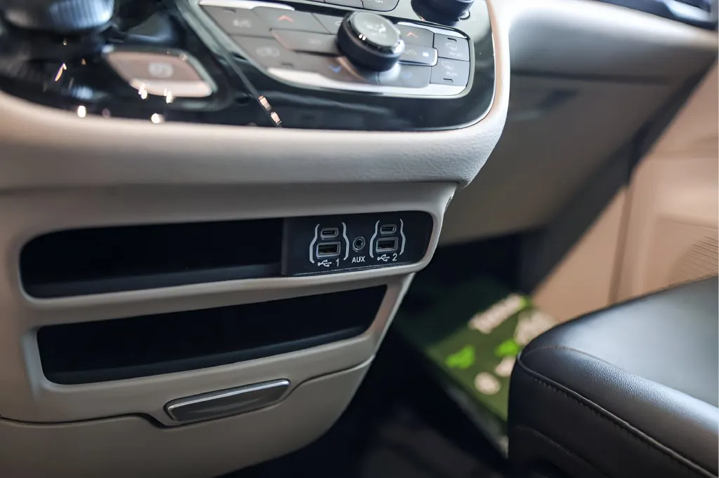 Chrysler Pacifica photo 21