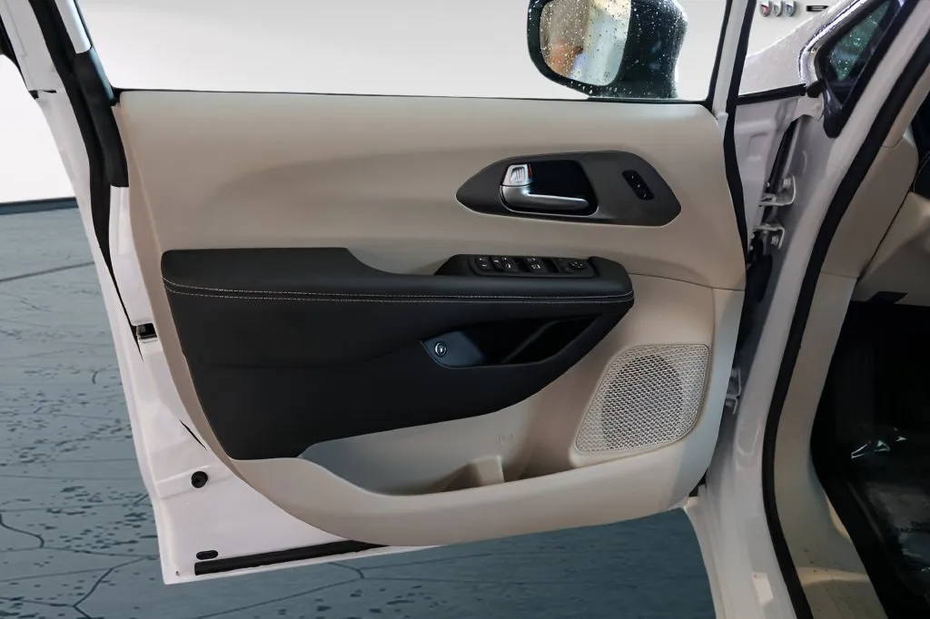 Chrysler Pacifica photo 25