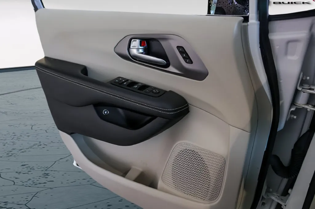 Chrysler Pacifica photo 23