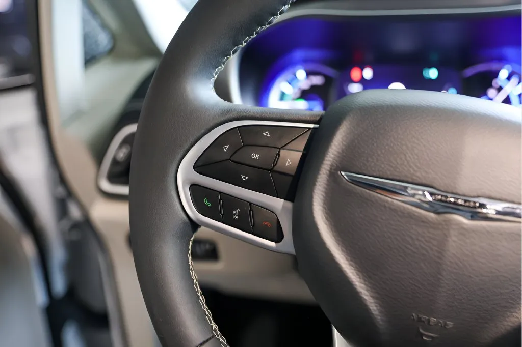 Chrysler Pacifica photo 16