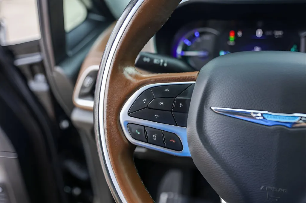 Chrysler Pacifica photo 16