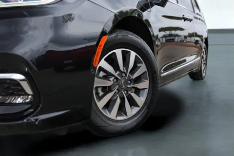 Another view of 2021 Chrysler Pacifica Hybrid Limited for sale in Austin, TX at Covert Buick GMC