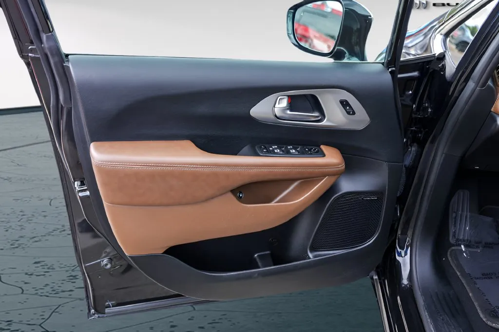 Chrysler Pacifica photo 25