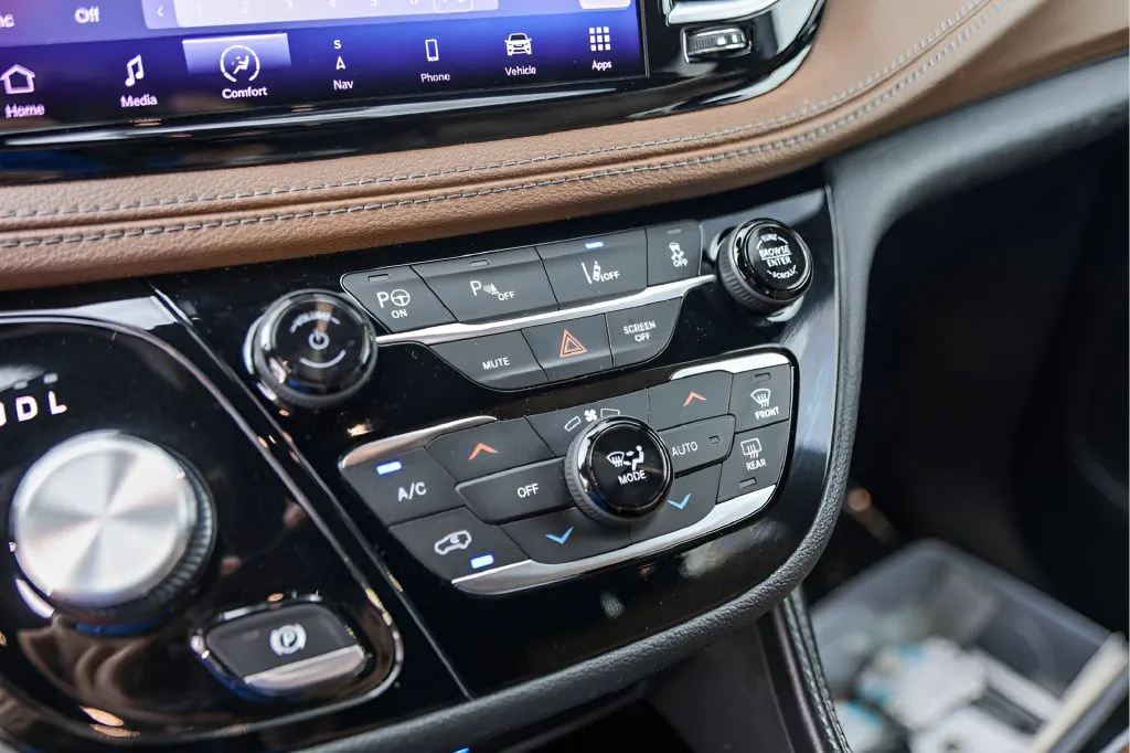 Chrysler Pacifica photo 20