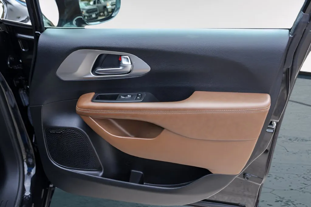 Chrysler Pacifica photo 31