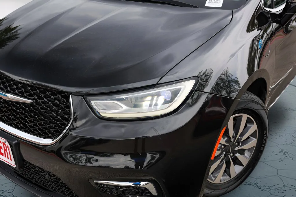 Chrysler Pacifica photo 2