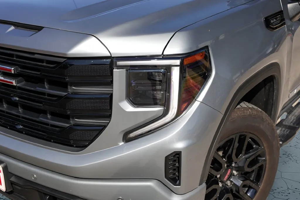 GMC Sierra photo 2