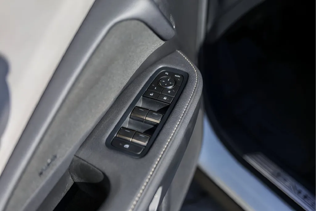 Lexus TX photo 24