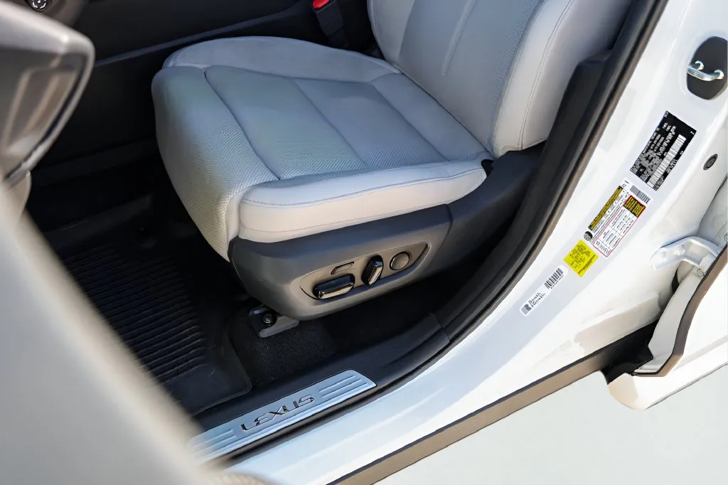 Lexus TX photo 10