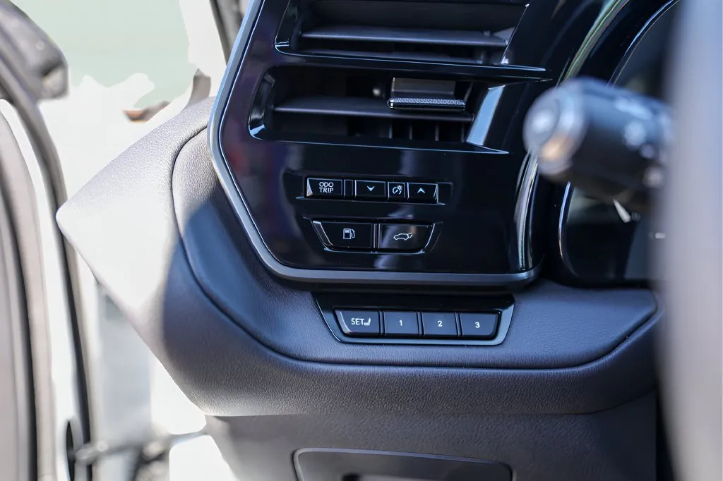 Lexus TX photo 17