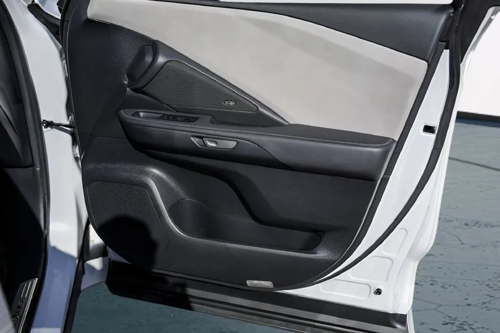 Lexus TX photo 31
