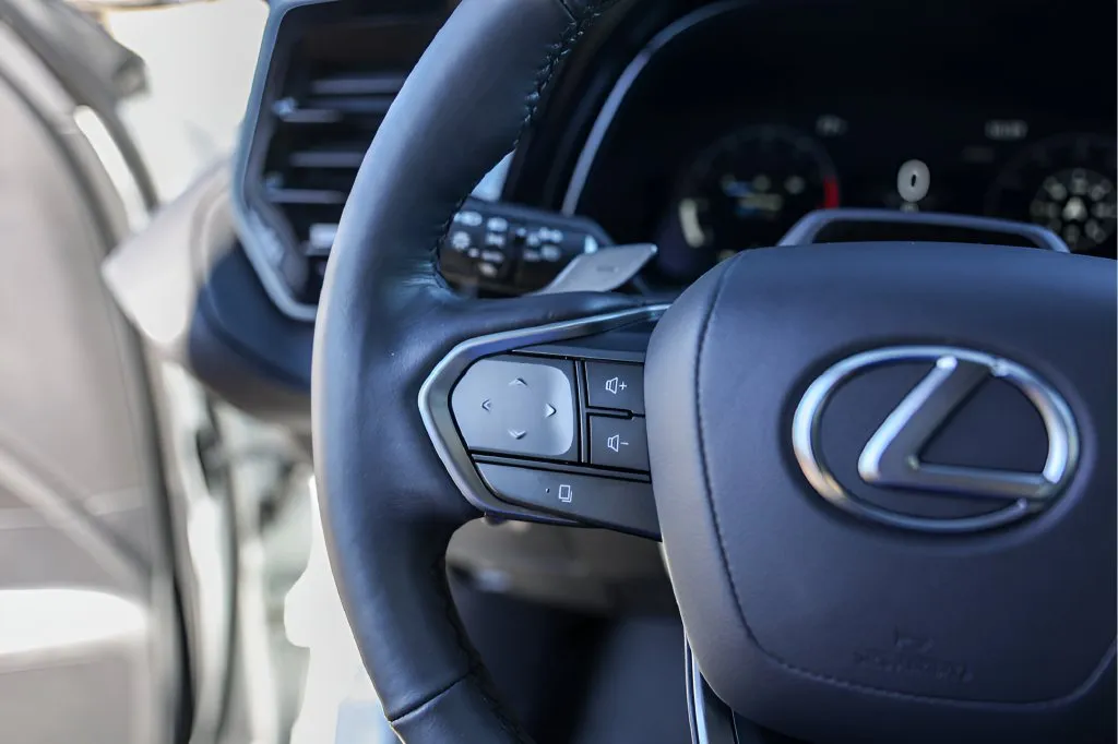 Lexus TX photo 16