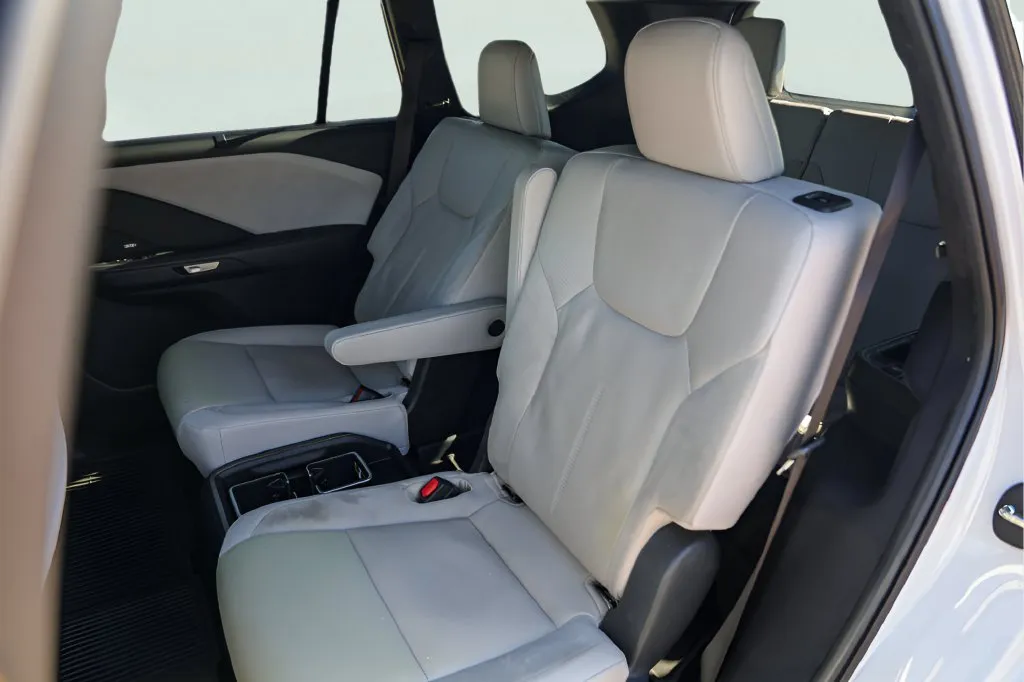Lexus TX photo 26
