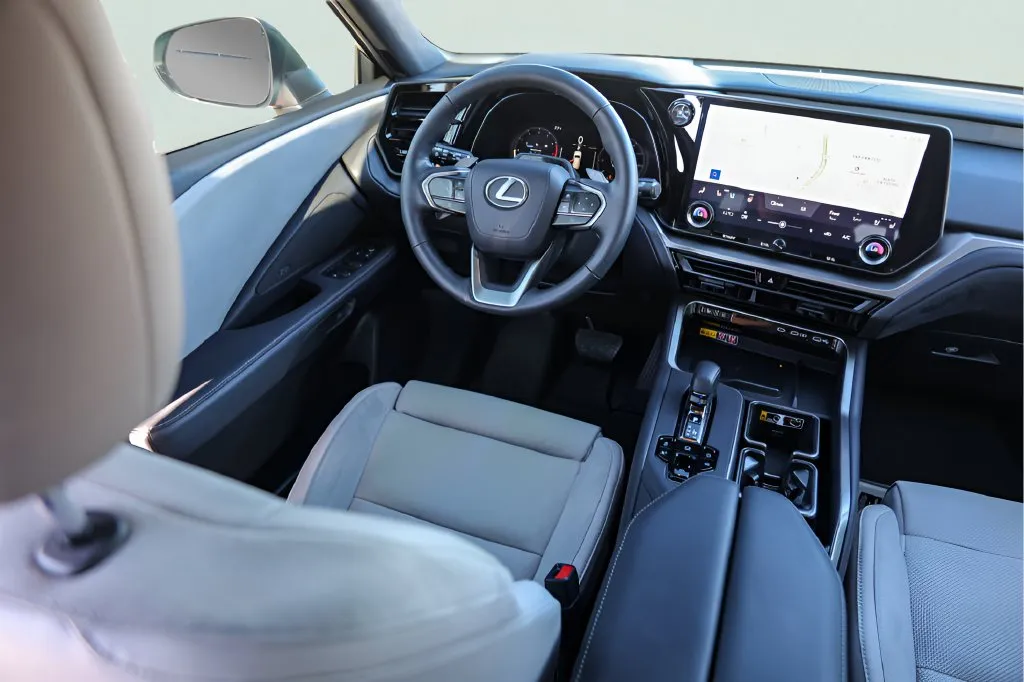 Lexus TX photo 29