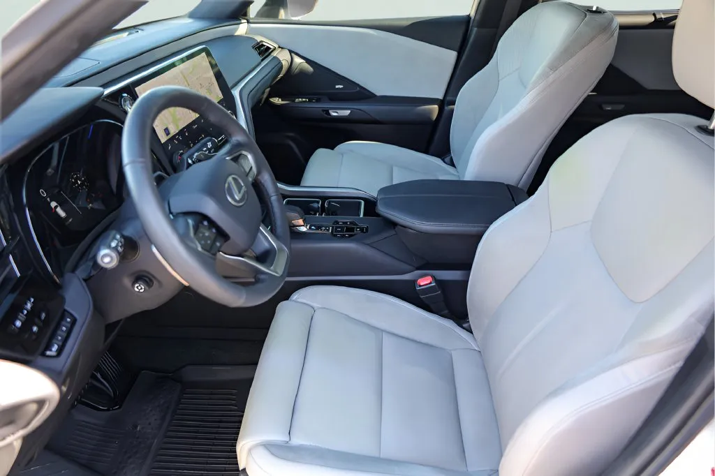 Lexus TX photo 11