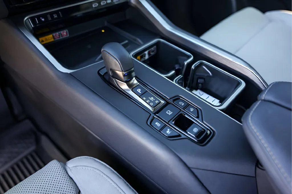 Lexus TX photo 21