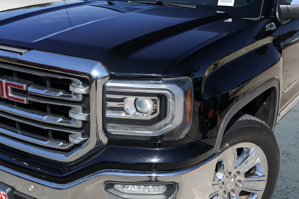 GMC Sierra photo 2