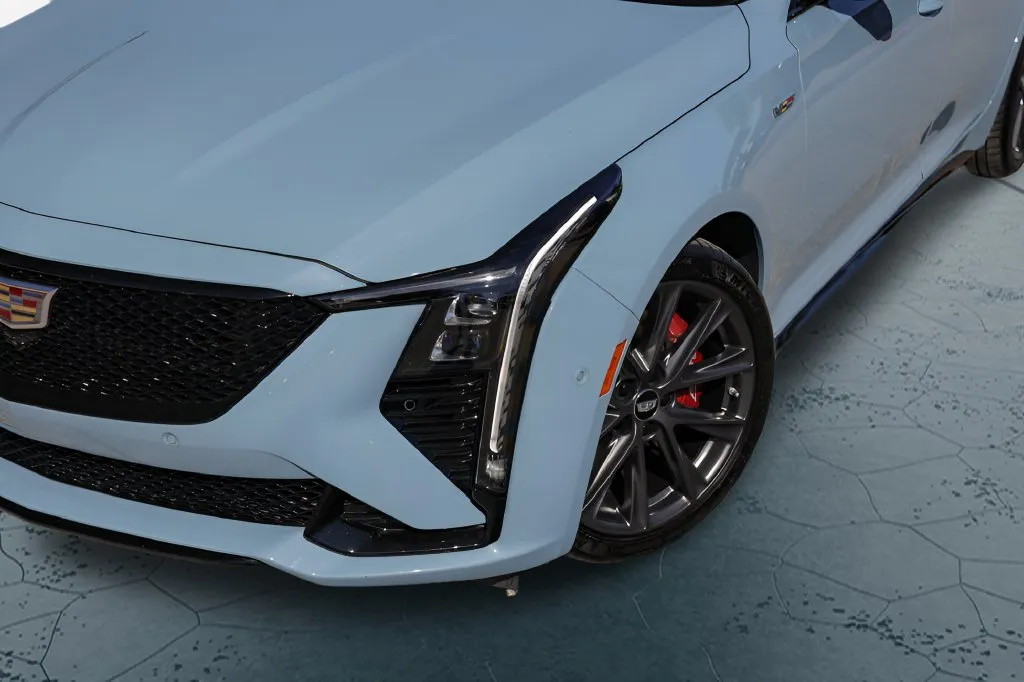 Cadillac CT5 photo 2