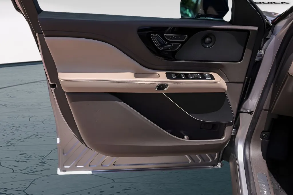 Lincoln Aviator photo 20