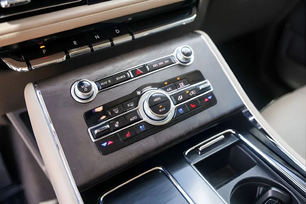 Lincoln Aviator photo 16