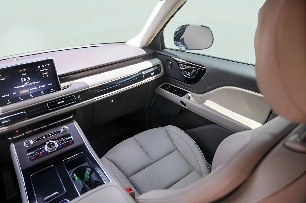 Lincoln Aviator photo 25
