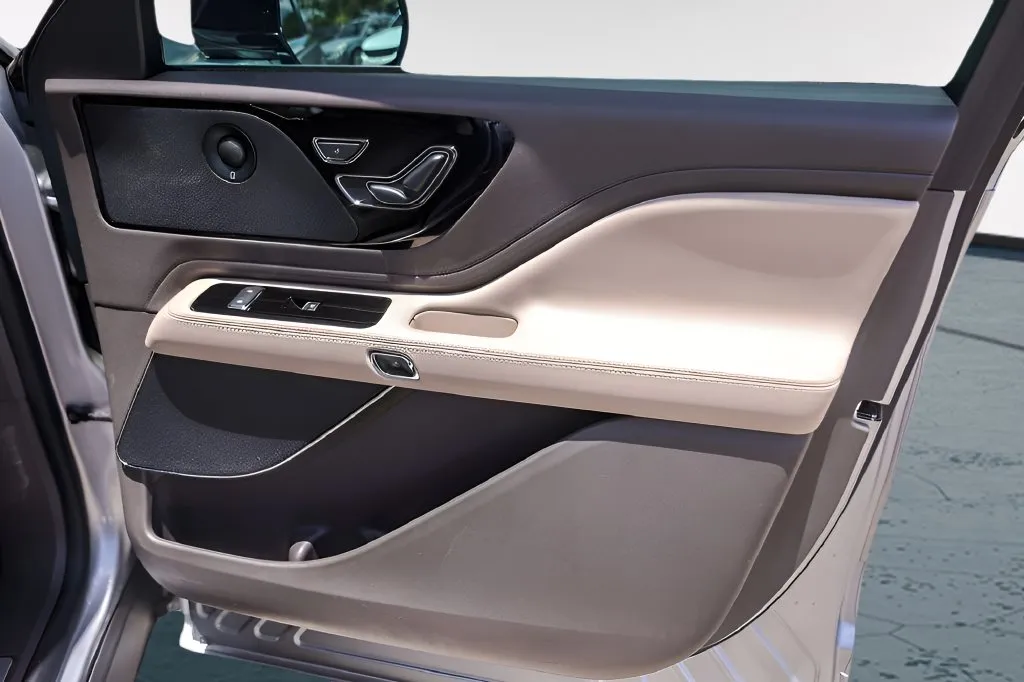Lincoln Aviator photo 26