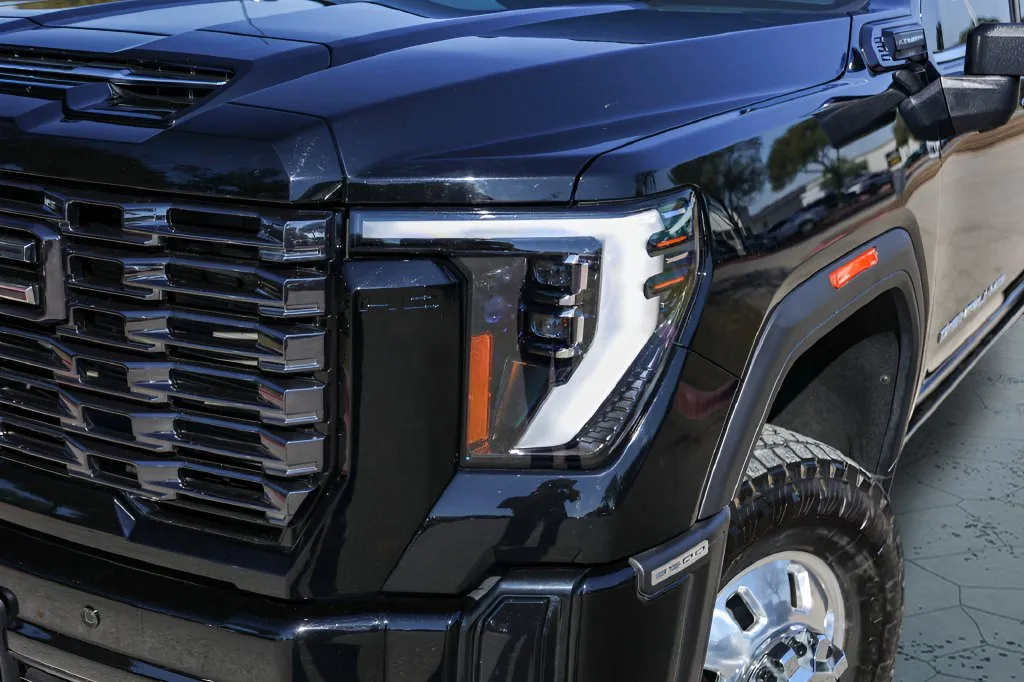 GMC Sierra photo 2