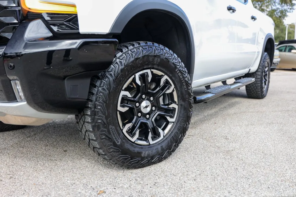 Chevrolet Silverado photo 3