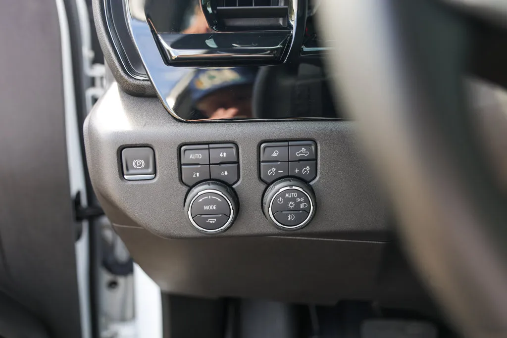 Chevrolet Silverado photo 17