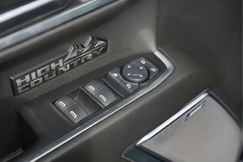 Chevrolet Silverado photo 21