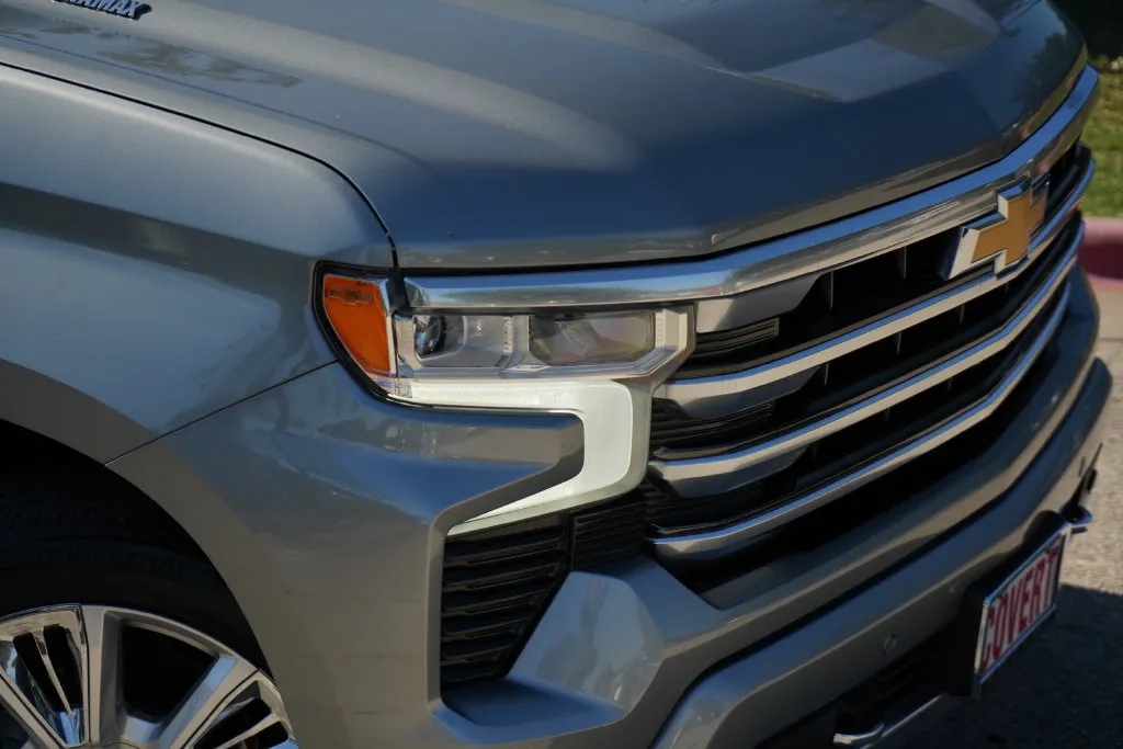 Chevrolet Silverado photo 2