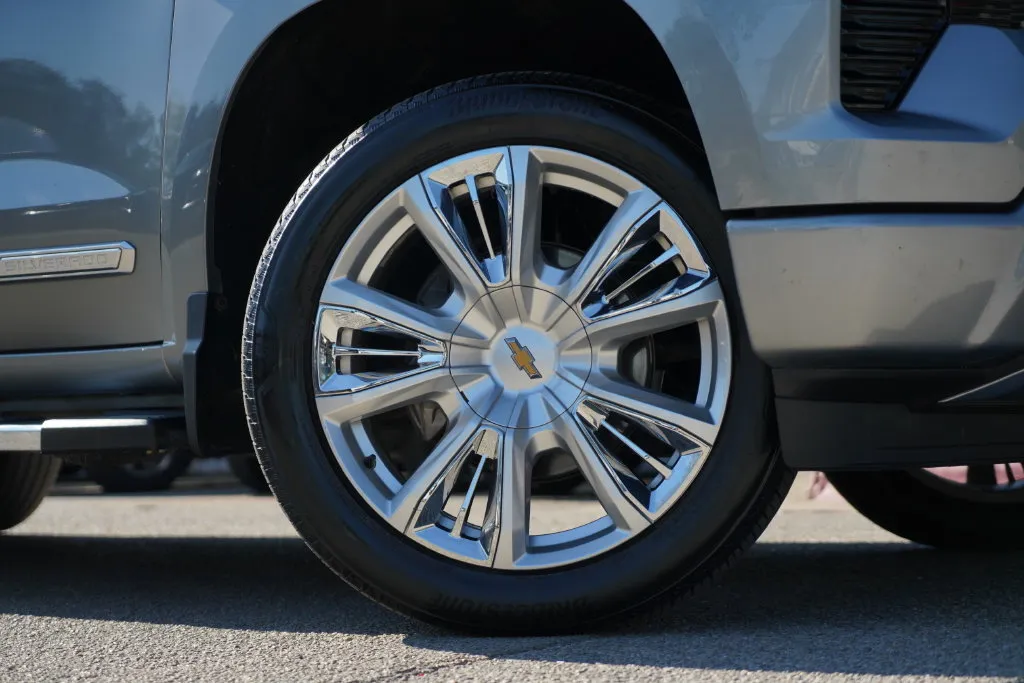 Chevrolet Silverado photo 3