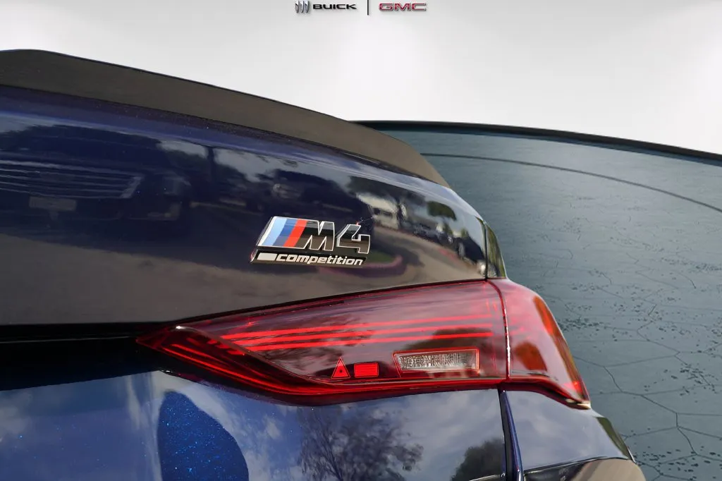 BMW M4 photo 8
