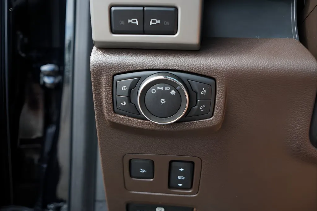 Ford F-250SD photo 19