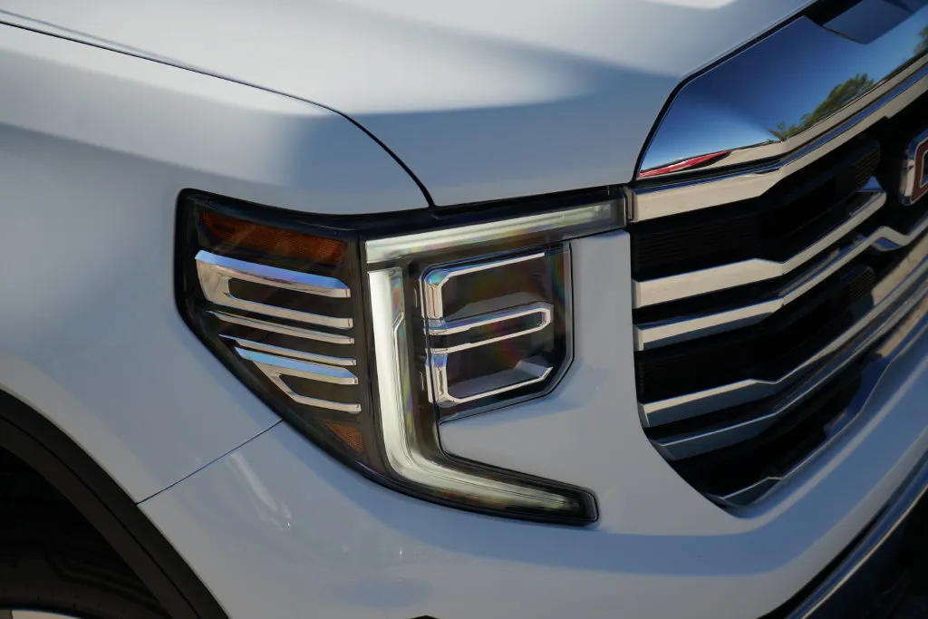GMC Sierra photo 2
