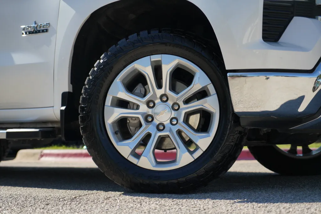 Chevrolet Silverado photo 3