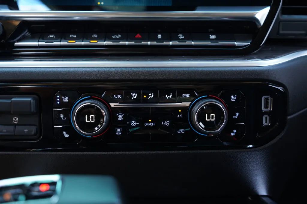 Chevrolet Silverado photo 17