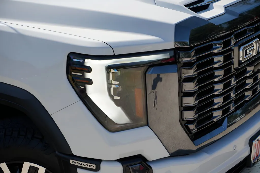 GMC Sierra photo 2