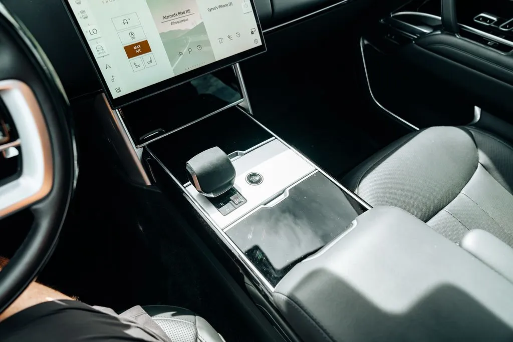 2025 Land Rover Range Rover SE - Photo 28