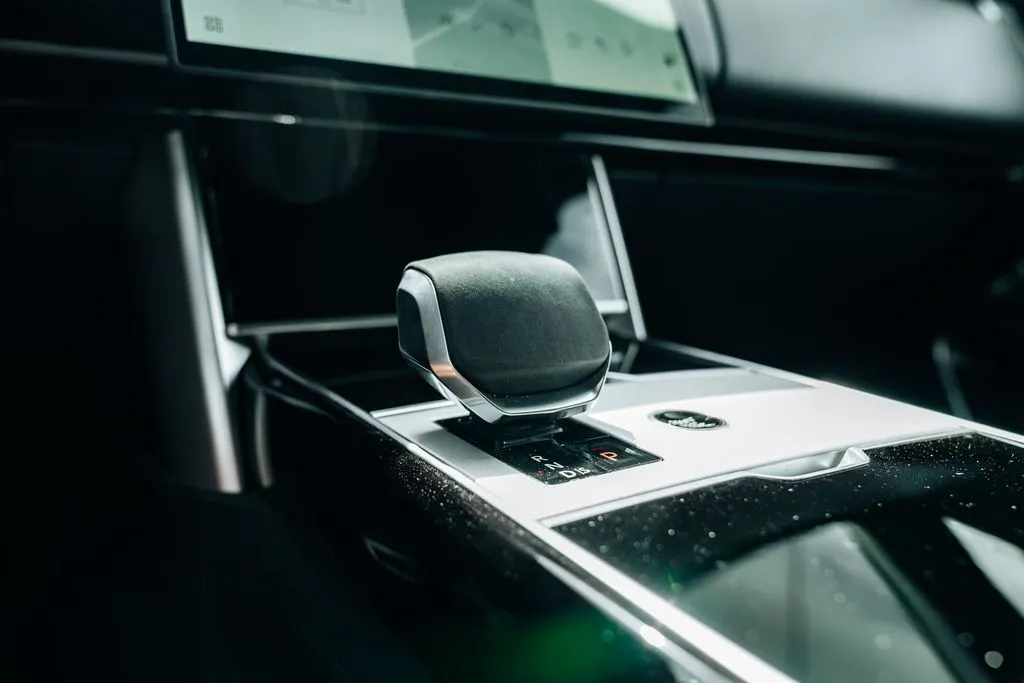 2025 Land Rover Range Rover SE - Photo 29