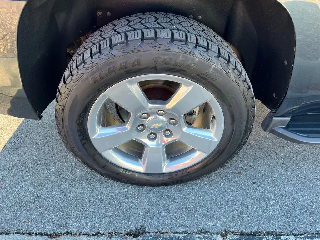 2019 Chevrolet Tahoe LT photo 2