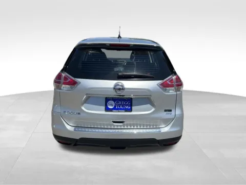 More photos of 2016 Nissan Rogue S at Gregg Young Chevrolet of Omaha, NE