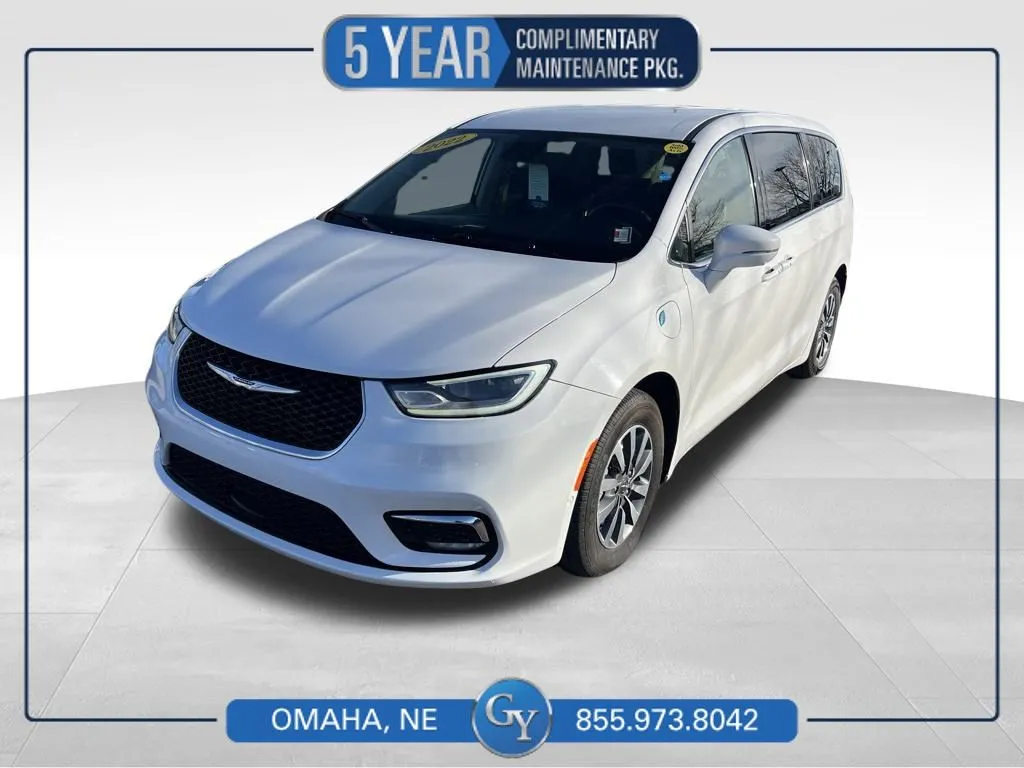 White 2022 Chrysler Pacifica Hybrid Touring L for sale in Omaha, NE