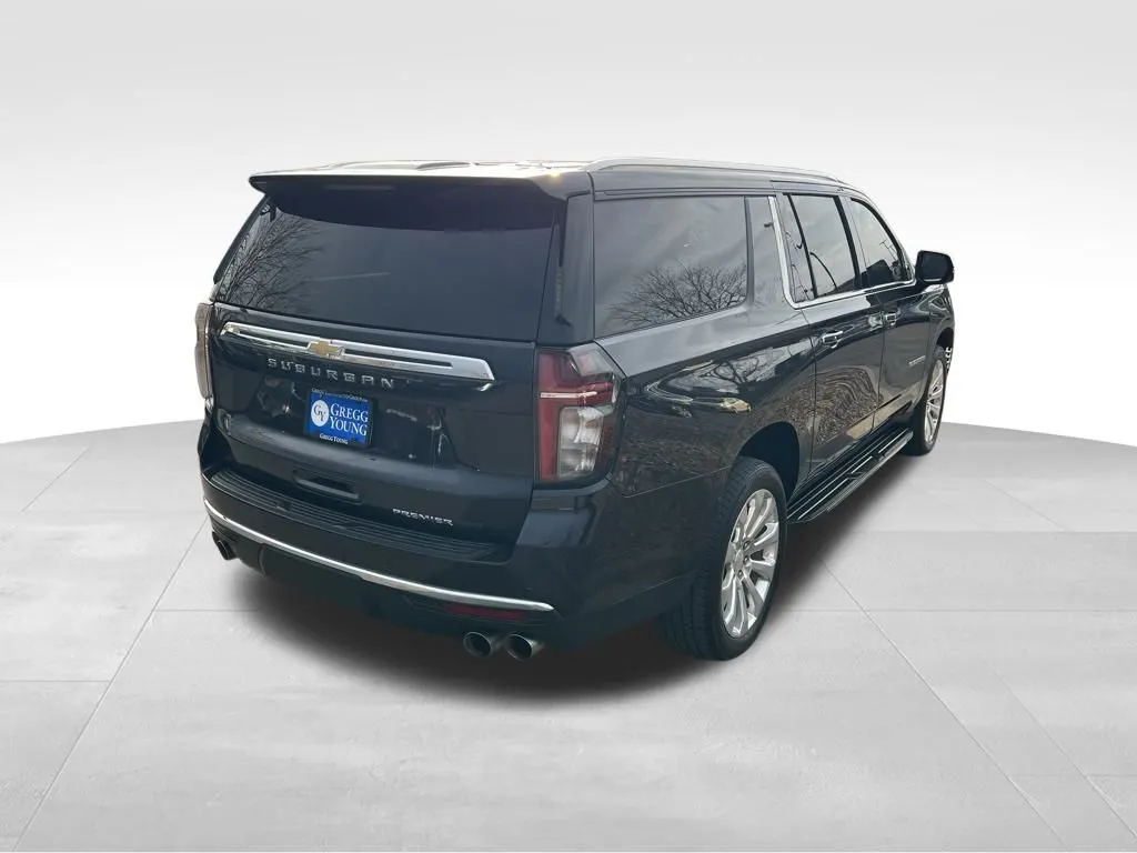2022 Chevrolet Suburban Premier photo 2