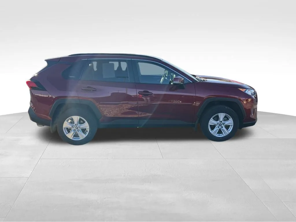 2021 Toyota RAV4 XLE photo 2