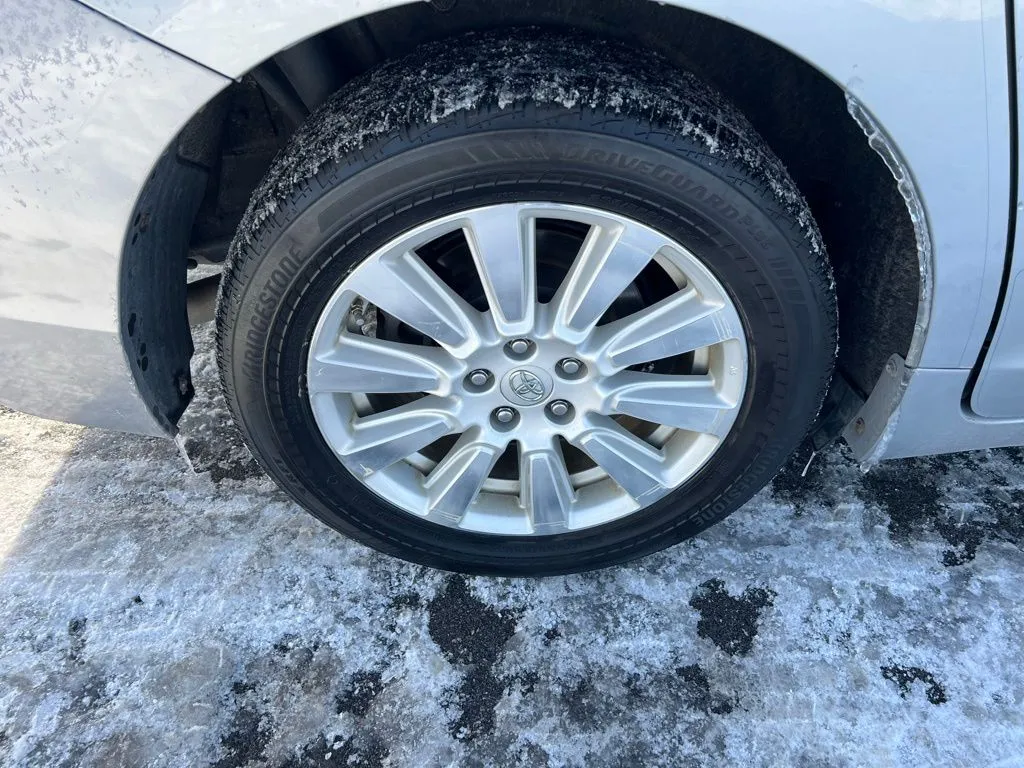 2017 Toyota Sienna XLE photo 3