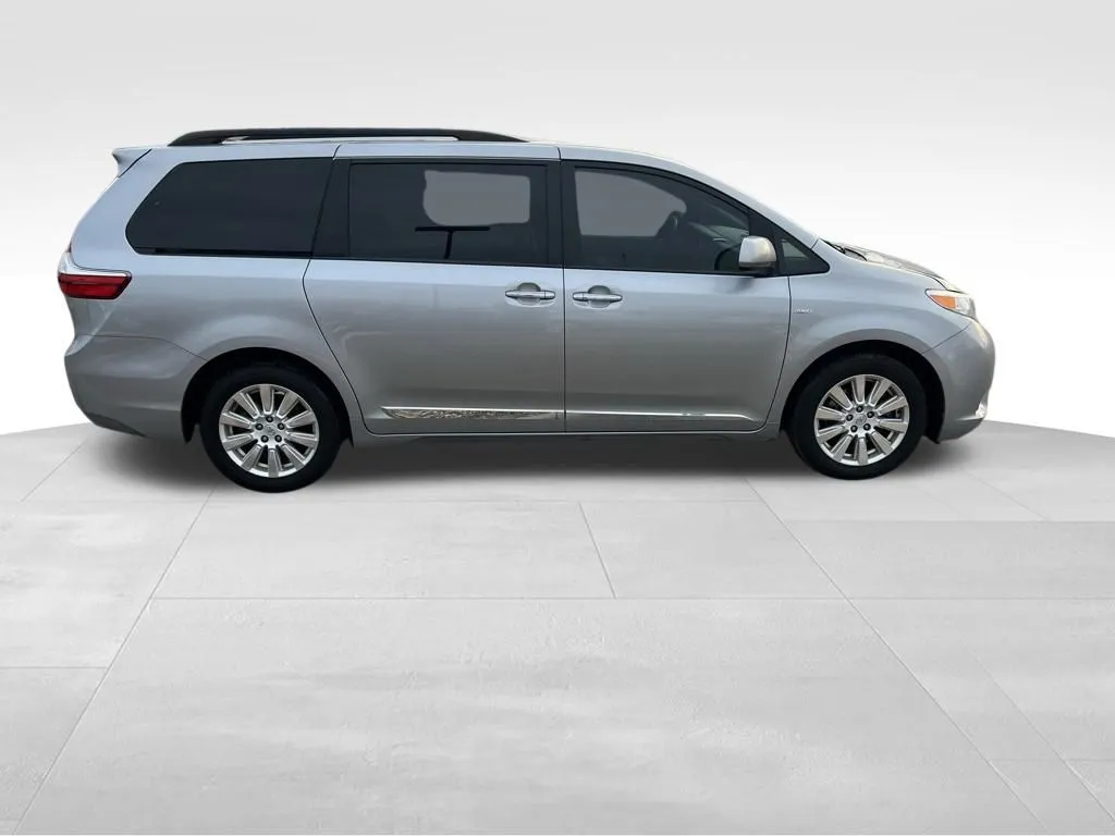 2017 Toyota Sienna XLE photo 2