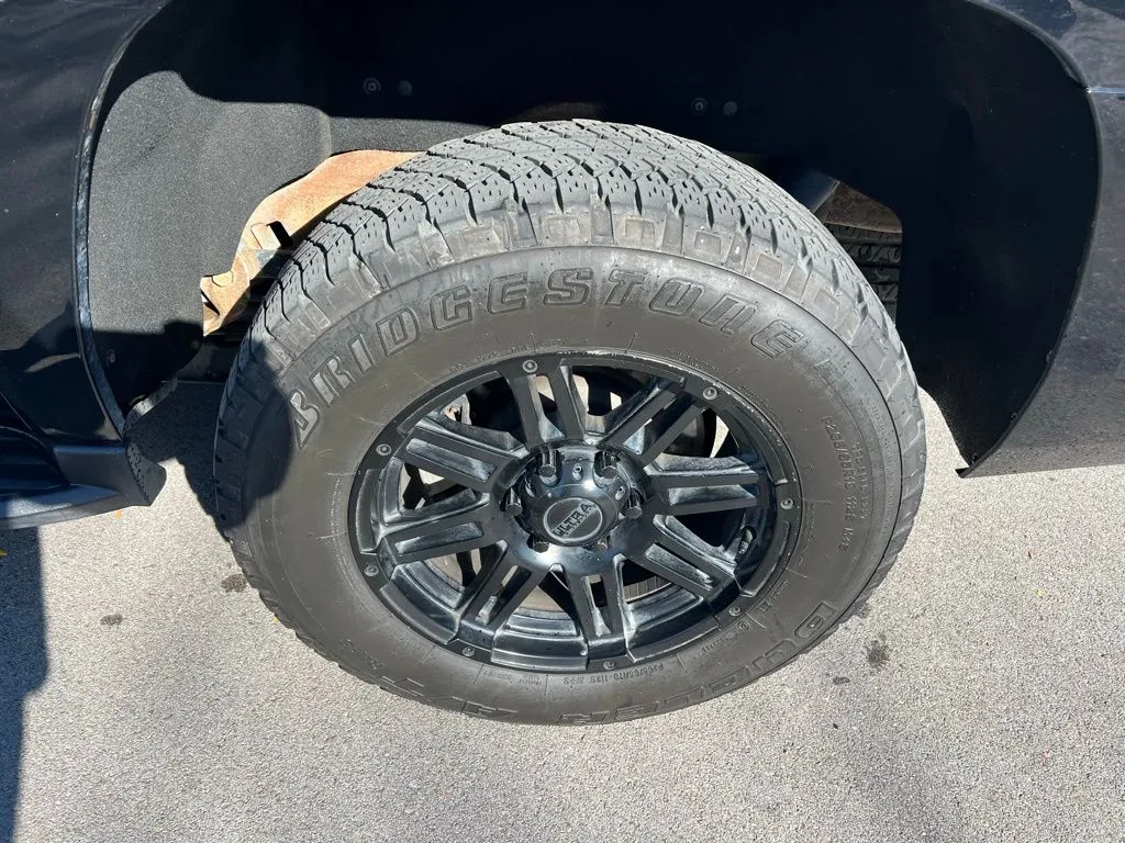 2019 Chevrolet Suburban LT photo 4